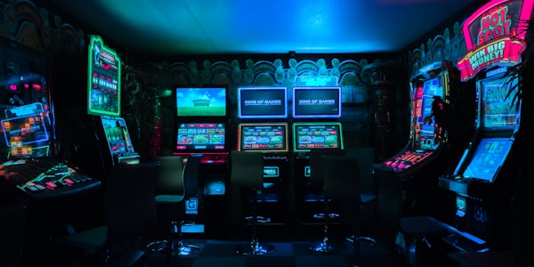 LPL英雄联盟职业联赛比赛现场 - 巨大的战队标志与热情的观众