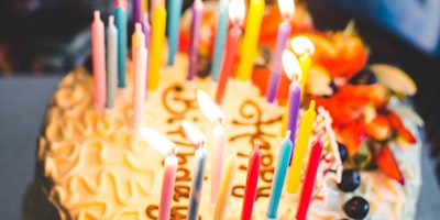 传奇选手'老兵'的肖像 - 坚毅的眼神与身后的冠军奖杯